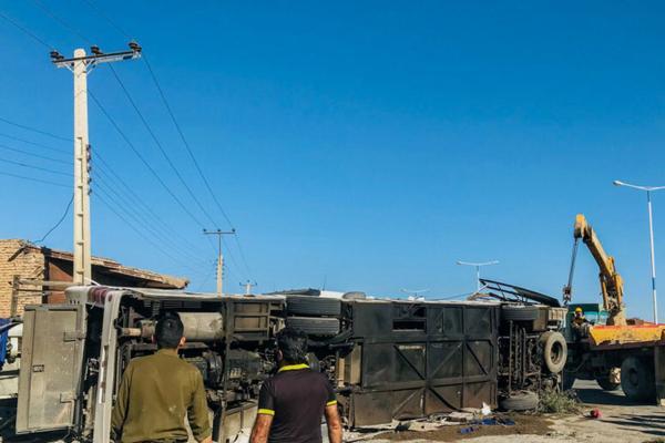 (تصاویر) واژگونی اتوبوس؛ پنج سرباز معلم جان باختند