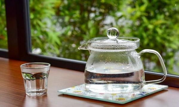 نوشیدن آب گرم ناشتا معجزه می کند نوشیدن آب گرم ناشتا معجزه می نماید