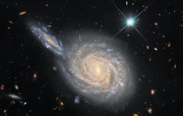 تلسکوپ هابل تصویری تماشایی از دو کهکشان باشکوه دوردست ثبت کرد
